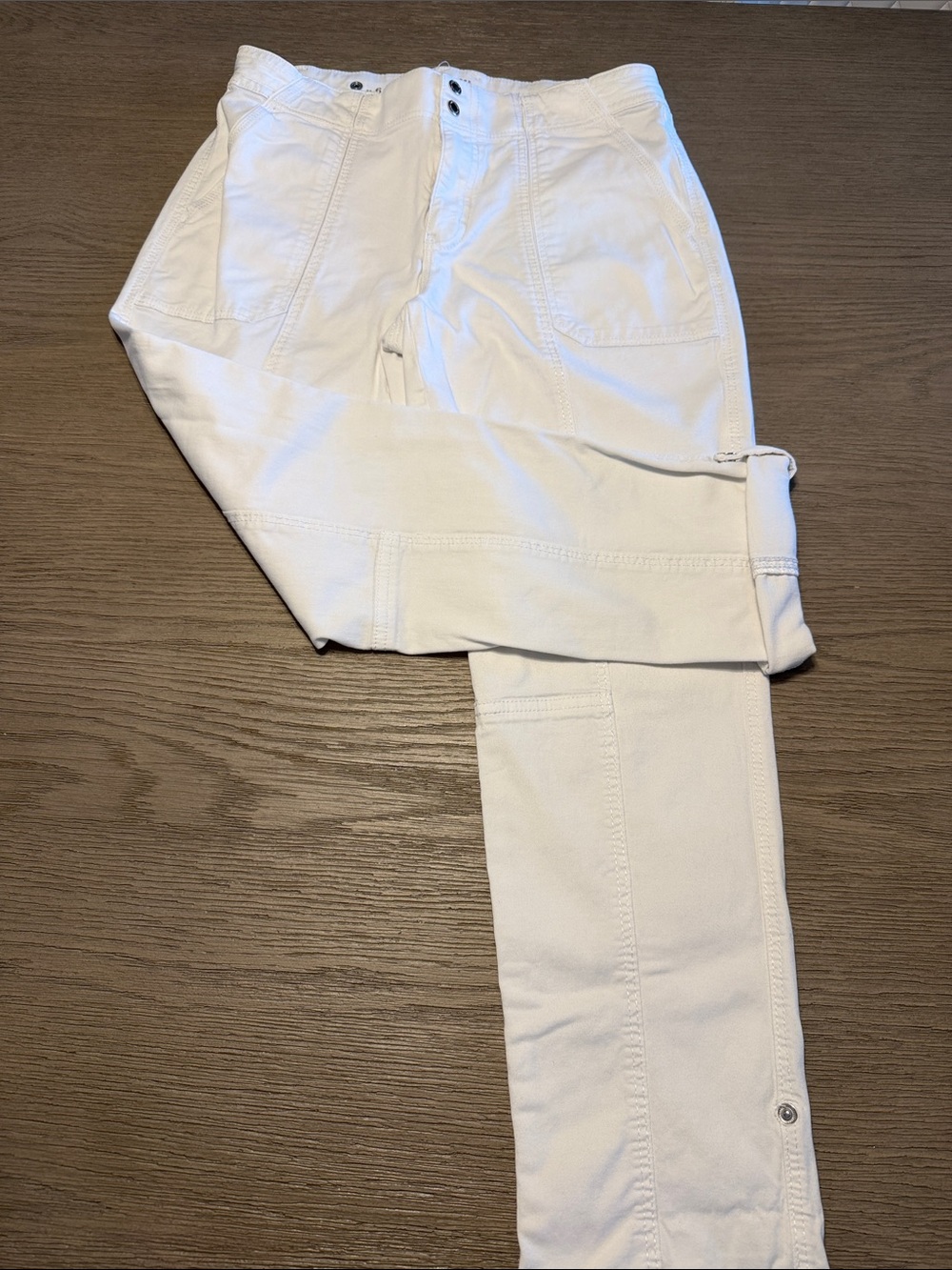 White House Black Market Women's White Capris with Panel Stitching